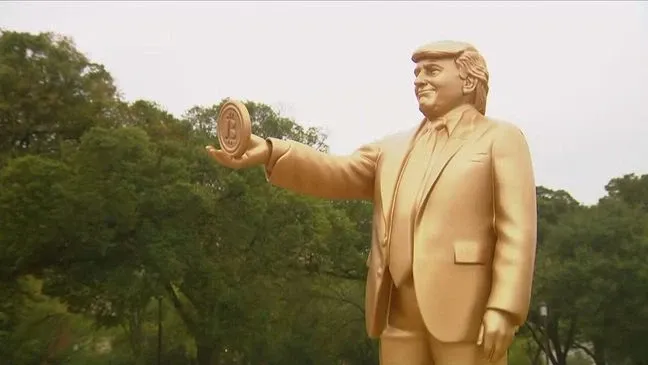 Statuie cu Donald Trump si Bitcoin, ridicata in fata Capitoliului
